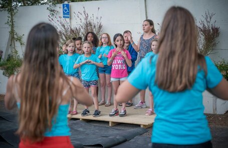 Danse des enfants au camping