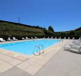 piscine extérieure ensoleillée au camping la Gineste