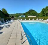 piscine ensoleillée au Camping Paradis la Gineste à Arnac