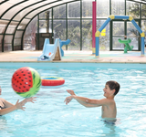 activités dans la piscine au camping Le Val-de-Trie