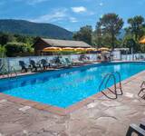 Parasol autour de la piscine du camping ombre des tilleuls