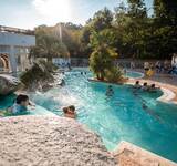 vacanciers dans les piscines extérieures du camping Biper Gorri