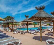 camping-paradis-la-pinede-piscine-transats