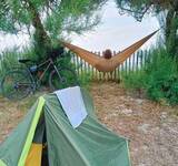 vacancier dans son hamak au camping pointe de roscoff