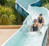 arrivée de vacanciers au toboggan du Camping Paradis le Ruou dans le Var