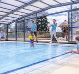 animation enfant dans la piscine au Camping Paradis Le Val de Coise