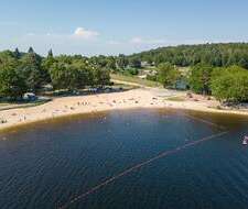 Vue sur la plage du Camping Paradis les 2 îles