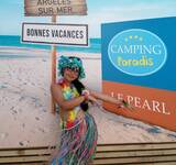 fillette déguisée devant la pancarte du Camping Paradis Le Pearl