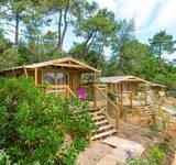 trois chalets avec petites marches vers les terrasses au camping des Pins Soulac