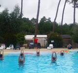 Vacanciers qui qui s'étirent à la piscine du camping pin-soulac