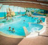 piscine intérieure avec enfants au Camping Paradis La Pomme de Pin