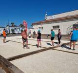 vacanciers jouant à la pétanque au robinson