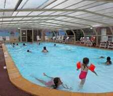 piscine intérieure du Camping Paradis Utah Beach