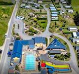 vue aérienne de l'espace aquatique et des mobil homes au Camping Paradis Utah Beach