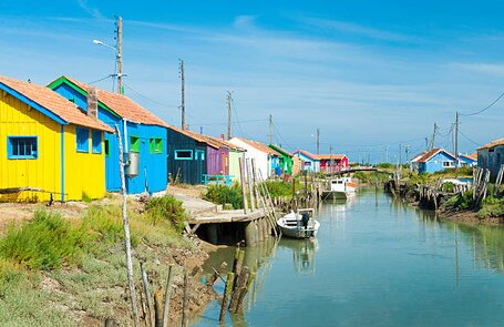 Petites maisons de couleurs au bord du fleuve à l'île d'Oléron