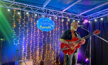 Ahmed Mouici et sa guitare Gibson