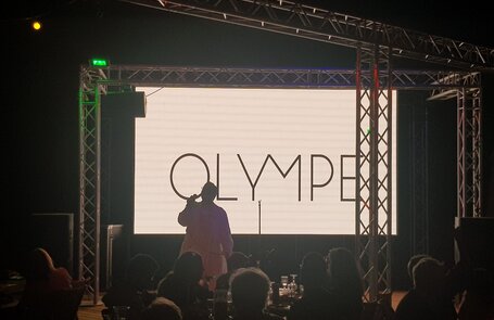 le chanteur Olympe habillé en blanc