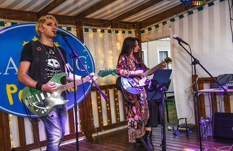 Mikelangelo Loconte et Noémie Garcia qui jouent de la guitare