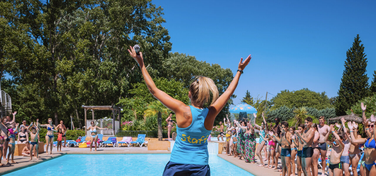 camping en promo avec animatrice devant la piscine